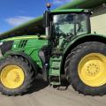 John Deere 6215R